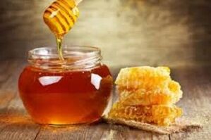 Honey for the preparation of a medical compress. 